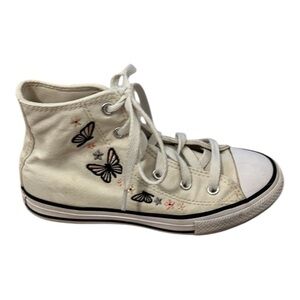 Girls cream butterfly Converse (1)